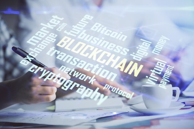 Double exposition du thème de la blockchain s'appuyant sur les personnes prenant des notes de fond Concept de crypto-monnaie