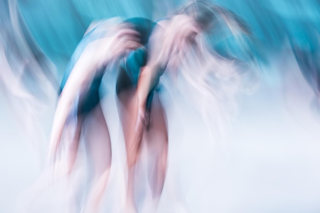 Double exposition d'une femme dansant