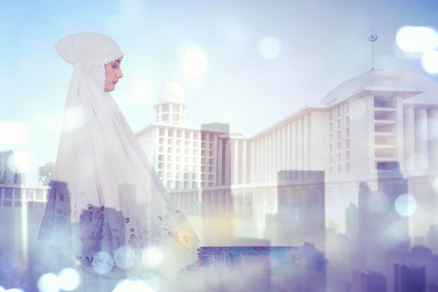 Double exposition d'une femme musulmane dévote faisant Salat