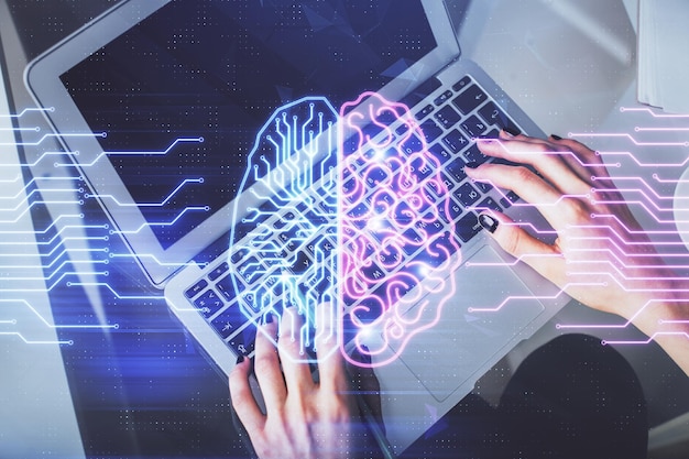 Double exposition d'une femme travaillant sur un ordinateur et d'un hologramme du cerveau humain dessinant le concept Top View Ai