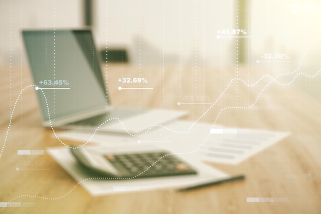 Double exposition de l'hologramme abstrait de données de statistiques créatives sur la calculatrice et le concept d'analyse et de prévision d'arrière-plan pc