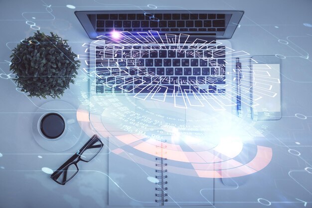 Double exposition de l'hologramme de dessin de données sur la vue de dessus de l'arrière-plan du bureau d'étude avec le concept informatique de l'IA