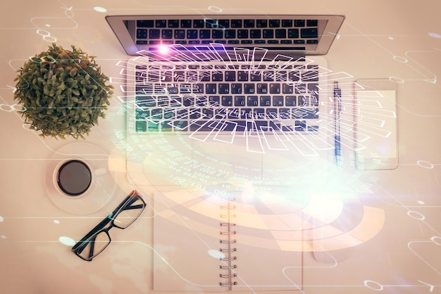 Double exposition de l'hologramme de dessin de données sur la vue de dessus de l'arrière-plan du bureau d'étude avec le concept informatique de l'IA