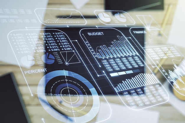 Double exposition de l'hologramme de données de statistiques créatives abstraites et de la tablette numérique sur fond vue de dessus concept de statistiques et d'analyse