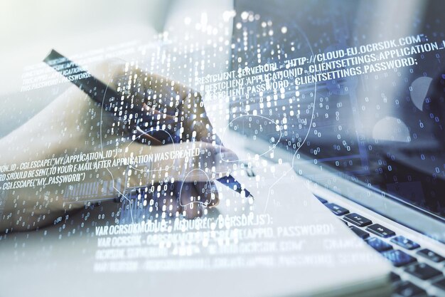 Double exposition de l'hologramme du crâne de code créatif et de l'écriture à la main dans un cahier sur fond avec ordinateur portable Malware et concept de cybercriminalité