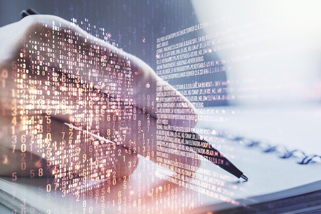Double exposition de l'hologramme du crâne de code créatif et de l'écriture à la main de l'homme dans un cahier sur fond Malware et concept de cybercriminalité