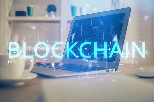 Double exposition de l'hologramme du thème blockchain et du tableau avec arrière-plan informatique Concept de la crypto-monnaie bitcoin