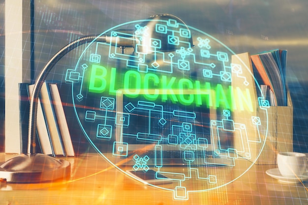 Double exposition de l'hologramme du thème blockchain et du tableau avec arrière-plan informatique Concept de la crypto-monnaie bitcoin