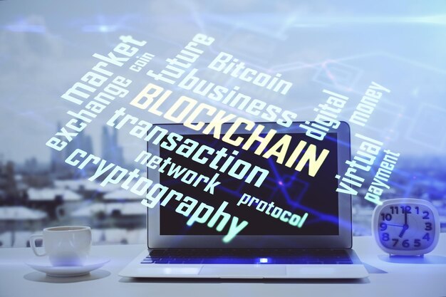 Double exposition de l'hologramme et de la table du thème blockchain et crypto-économie avec fond d'ordinateur Concept de crypto-monnaie Bitcoin