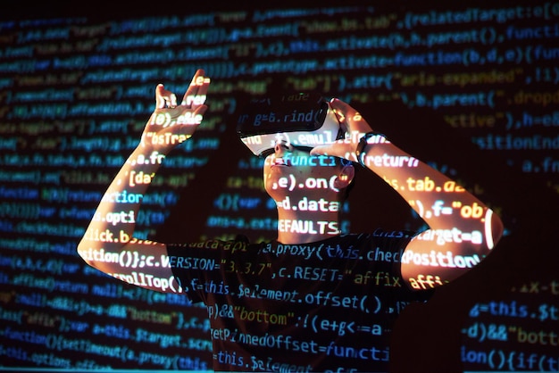 Double exposition d'un homme caucasien et un casque de réalité virtuelle est vraisemblablement un joueur ou un hacker cracking le code dans un réseau sécurisé ou serveur avec des lignes de code
