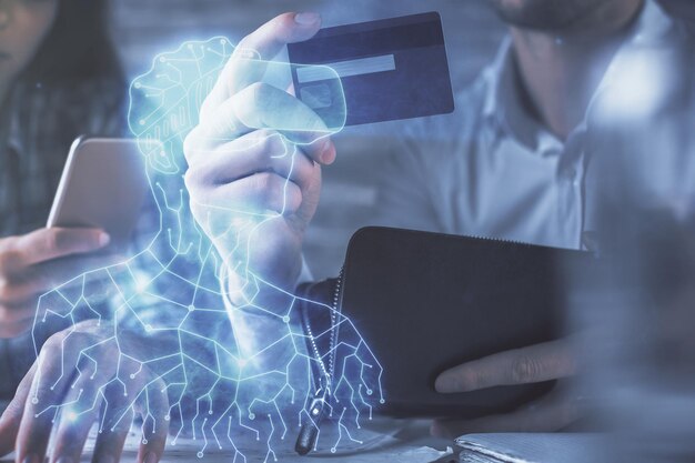 Double exposition d'un homme et d'une femme faisant des achats en ligne tenant une carte de crédit et un humain dans des lunettes AR dessinant un hologramme Réalité virtuelle Concept de commerce électronique éducatif