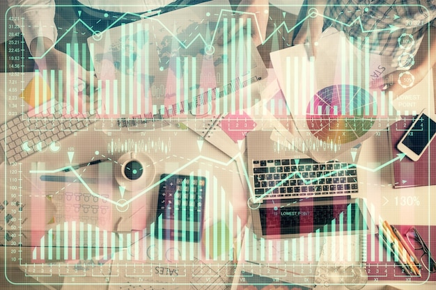 Double exposition d'un homme et d'une femme travaillant ensemble et dessin d'hologramme de graphique financier concept d'analyse de marché arrière-plan informatique vue supérieure