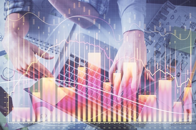 Double exposition de l'homme et de la femme travaillant ensemble et dessin d'hologramme graphique forex Concept d'analyse financière Fond d'ordinateur Vue de dessus