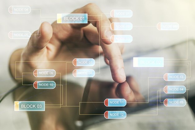 Double exposition d'une illustration de programmation créative abstraite et de clics de doigts sur une tablette numérique sur le fond des grandes données et du concept de blockchain