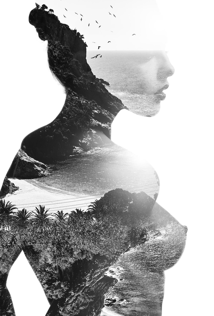 Photo double exposition d'une jeune femme et d'une plage sur un fond blanc