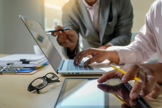 Double exposition de la main de l&#39;homme d&#39;affaires travaillant sur un ordinateur portable sur un bureau en bois avec diagramme de réseau de médias sociaux