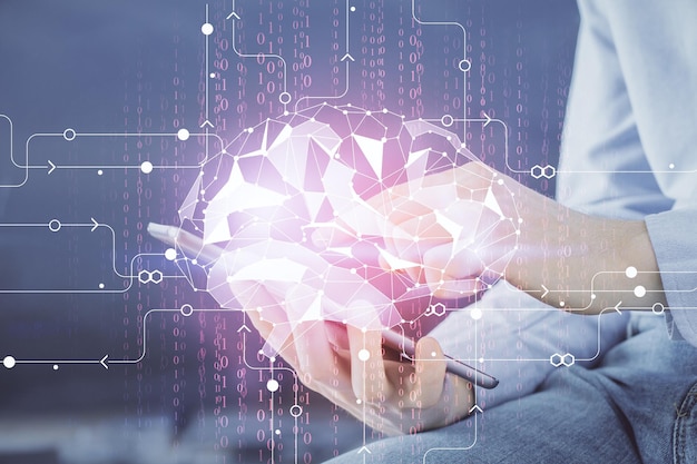 Double exposition de la main de l'homme tenant et utilisant un appareil numérique et un dessin d'hologramme cérébral Concept de données