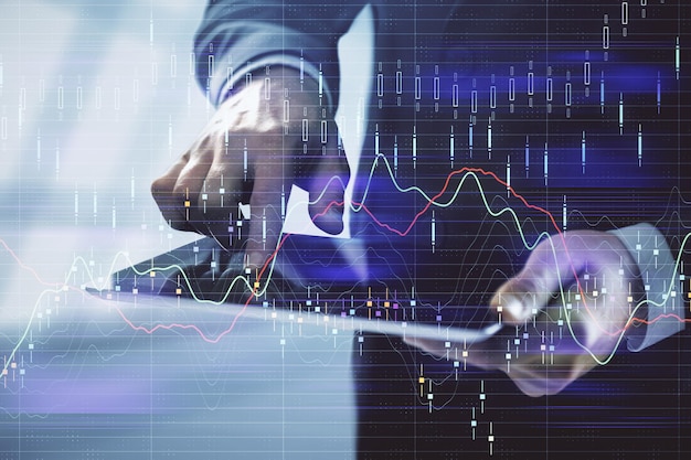 Double exposition des mains de l'homme tenant et utilisant un appareil numérique et dessin de graphique forex Concept de marché financier