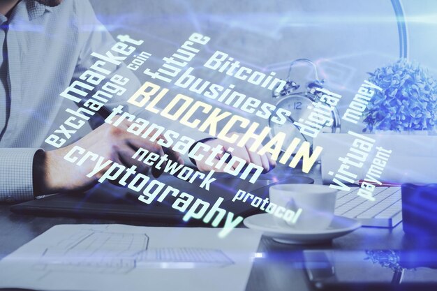 Double exposition des mains de l'homme tenant et utilisant un téléphone et une crypto-monnaie dessin sur le thème de la chaîne de blocs