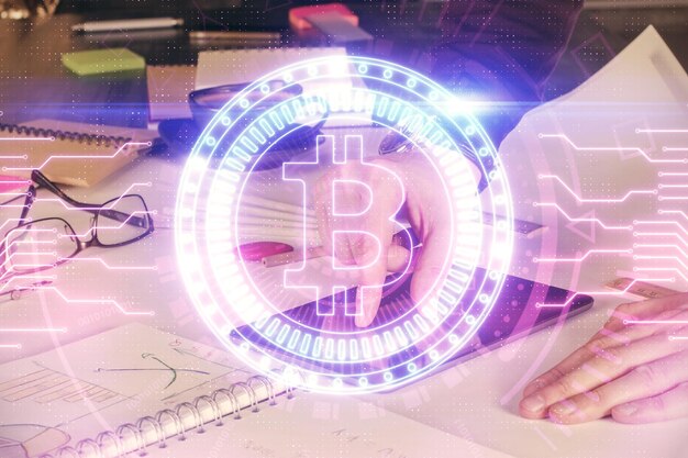 Double exposition des mains d'un homme tenant et utilisant un téléphone et une crypto-monnaie dessin sur le thème de la chaîne de blocs