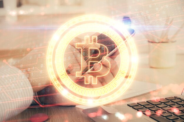 Double exposition des mains d'un homme tenant et utilisant un téléphone et une crypto-monnaie dessin sur le thème de la chaîne de blocs
