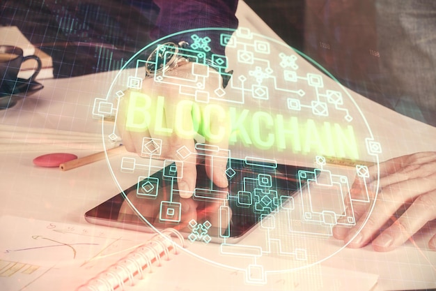 Double exposition des mains d'un homme tenant et utilisant un téléphone et une crypto-monnaie dessin sur le thème de la chaîne de blocs