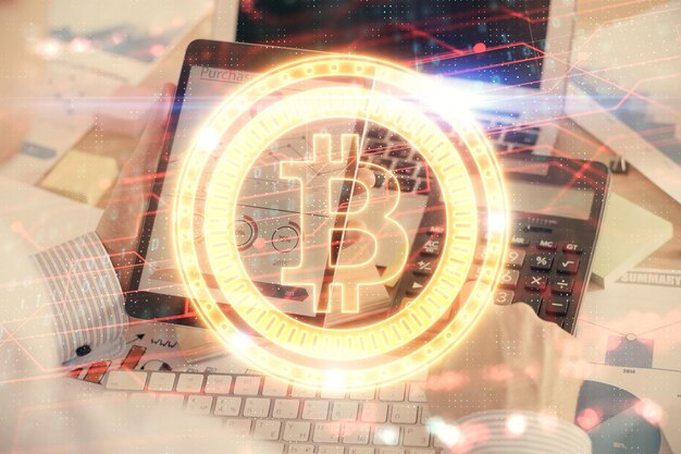 Double exposition des mains d'un homme tenant et utilisant un téléphone et une crypto-monnaie dessin sur le thème de la chaîne de blocs