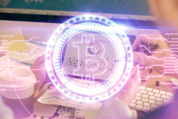 Double exposition des mains d'un homme tenant et utilisant un téléphone et une crypto-monnaie dessin sur le thème de la chaîne de blocs