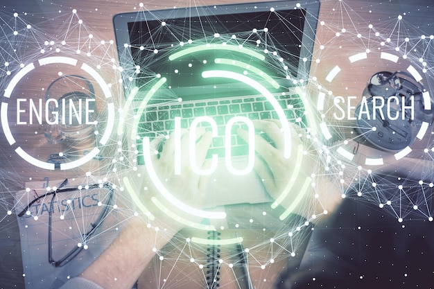 Double exposition des mains de l'homme en train de taper sur le clavier de l'ordinateur et le dessin d'hologramme sur le thème de la crypto-monnaie