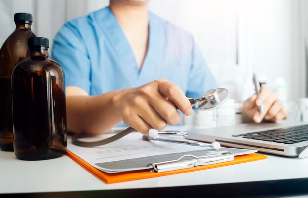 Double exposition de la technologie des soins de santé et du concept de médecine Deux médecins utilisant une tablette numérique et des icônes d'interface d'écran virtuel moderne bannière panoramique arrière-plan flou