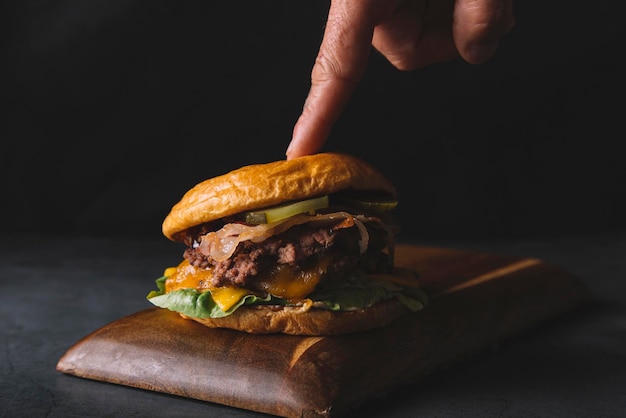 Double hamburger avec laitue au fromage à l'oignon et cornichons