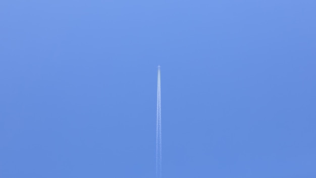 double piste dans le ciel depuis un avion à réaction