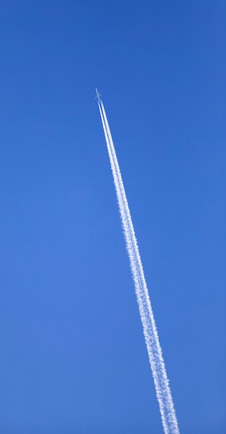 double piste dans le ciel depuis un avion à réaction