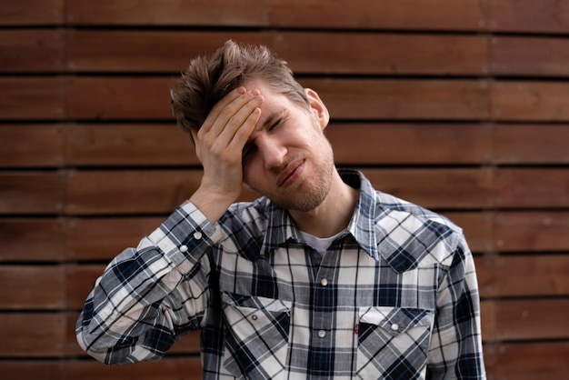 Double ou triple yeux maux de tête sévères stress jeune homme sifflement fort