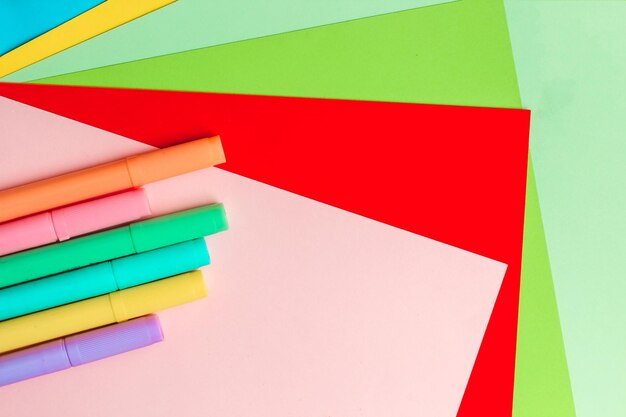 Doublures de feutres de couleur pour le dessin et la créativité avec du papier de couleur