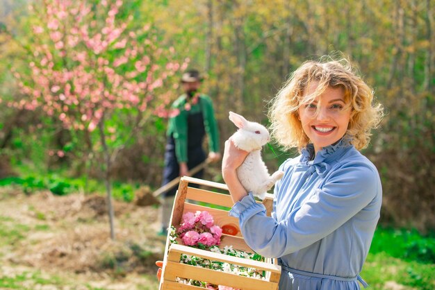 Douce belle femme tenir lapin lapin et célébrer Pâques. Belle femme tenir le lapin blanc.