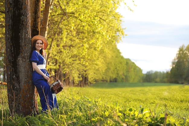 Une douce fille à la campagne lors d'une promenade le soir ensoleillé