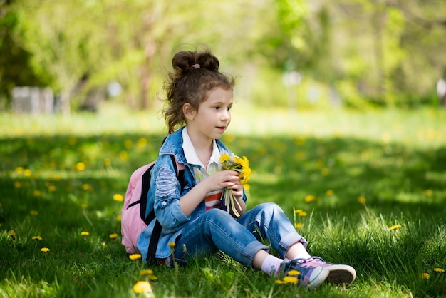 Une douce fille de cinq ans en promenade C'est le printemps dehors et le soleil brille Enfance Famille