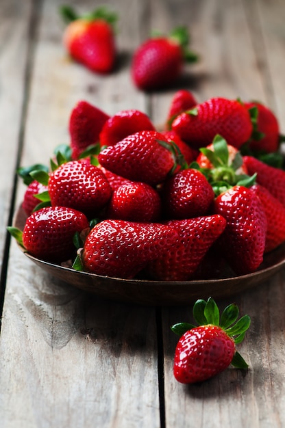 Douce fraise fraîche sur la table en bois