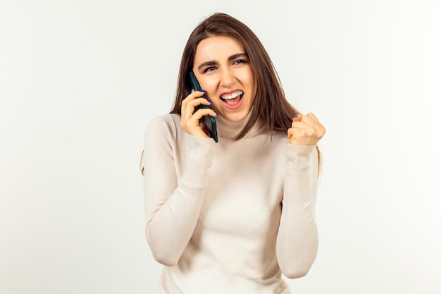 Douce jeune fille souriante et parlant au téléphone