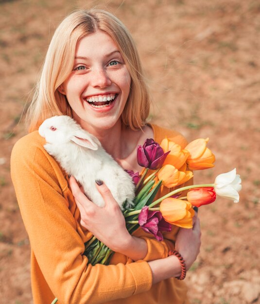 Douce jolie jolie charmante charmante fille positive gaie tenir le lapin lapin et célébrer Pâques.