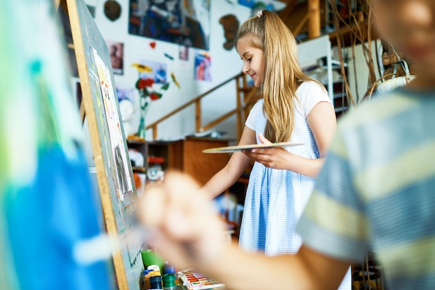 Douce petite fille à Art Studio