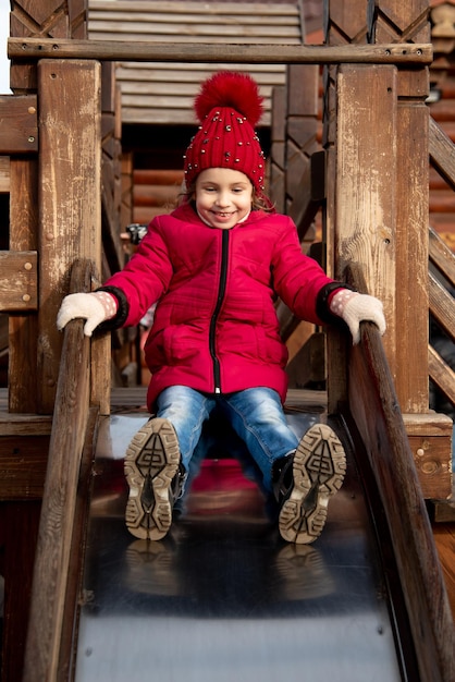 Une douce petite fille a un fan en plein air Enfance Lifestile