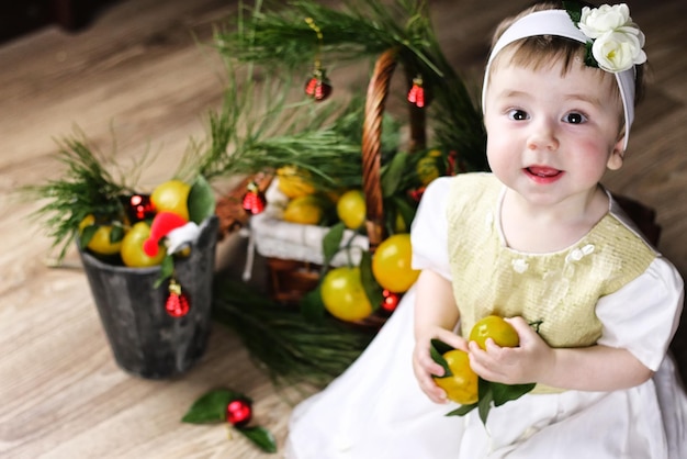 Douce petite fille en robe avec panier de noël