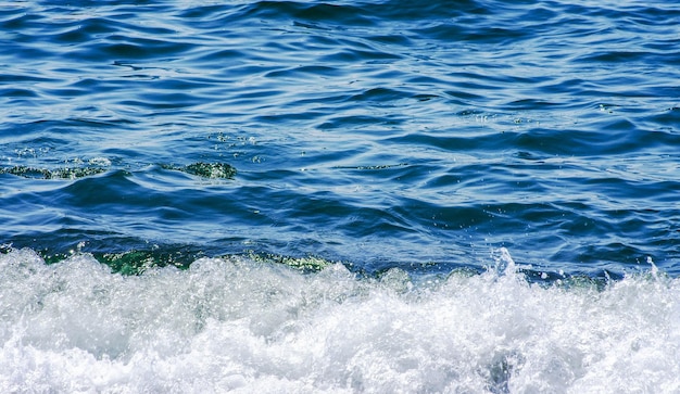 Douce vague de mer sur fond de plage de sable