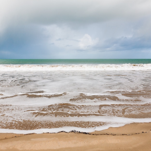 Douce vague de la mer sur la plage de sable en Bretagne, France