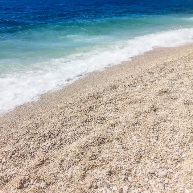 Douce vague d'océan bleu sur fond de plage