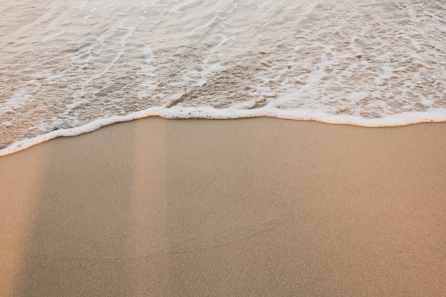 Douce vague de l&#39;océan sur la plage