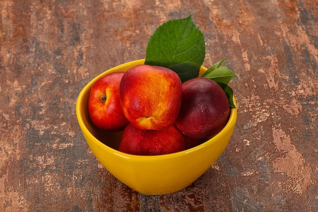 Douces savoureuses mûres quelques nectarines