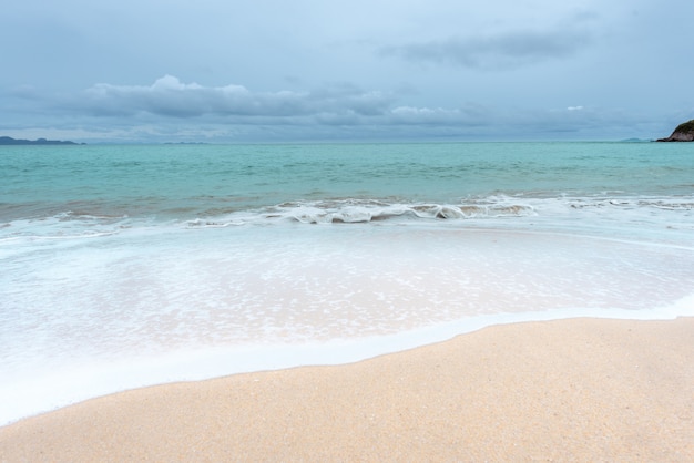 Douces vagues sur la plage de sable